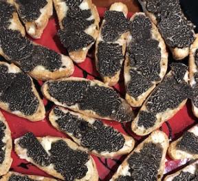 Slices of raw melanosporum black truffles